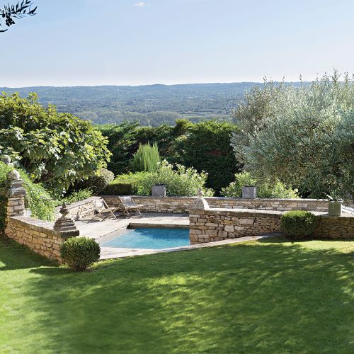 Do basnu prowadzą kamienne schodki wysadzane strzelistymi cyprysami.