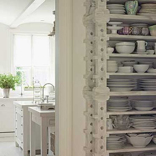 Do białego wnętrza pasuje, oczywiście, biała zastawa stołowa. Bnny trzyma ją na otwartym regale w