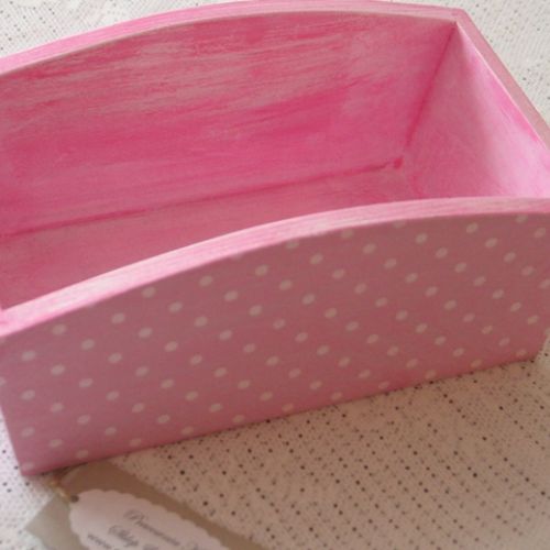 Do drewniana sosnowa skrzyneczka pojemnik malowany, przecierany w stylu shabby i ozdobiony metodą decoupage. Katarzyna