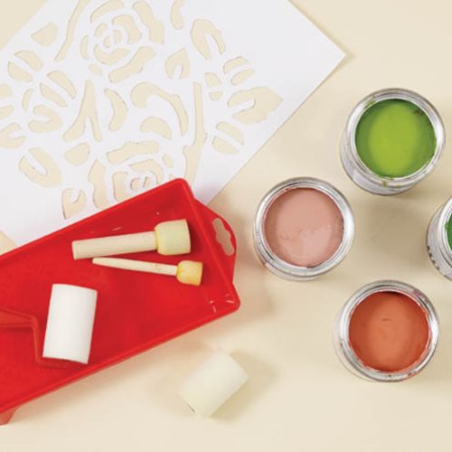 Do malowania oprócz szablonu potrzebnę będą farby: zielona (jasna i ciemna), różowa, czerwona, oraz tampony z gąbki.