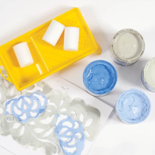 Do namalowania niebieskich róż potrzebne będą: szara i niebieska farba oraz tampony z gąbki.