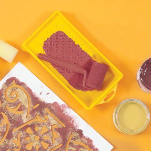 Do namalowania wzoru potrzebne będą: farby Magnat: S24 Kuszący Rubin i S19 Blask Kakcytu oraz tampony z gąbki.