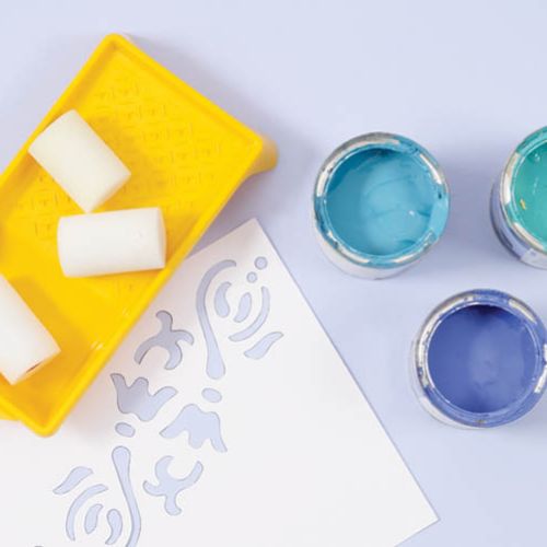 Do namalowania wzoru potrzebny będzie szablon, farby - jasna i ciemna niebieska oraz turkusowa - i tampony z gąbki.