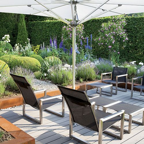 Do ogrodu idealnie dobrano małą architekturę. Tam, gdzie jest po miejsku, stoją chromowane fotele, a