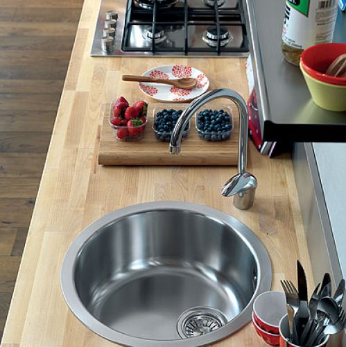 Do okrągłego zlewu wybierzmy baterię z obłościami. Sutherland (mosiądz chromowany) kosztuje 271 zł. FRANKE