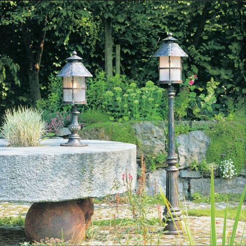 Do oryginalnego stołu - latarnie Antika z ręcznie kutej i giętej stali. Aranżacja KRYSZTAŁ