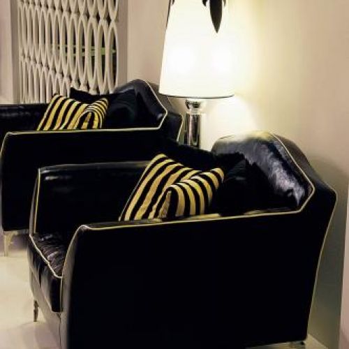 Do ozdobienia abażuru wykorzystano heraldyczną symbolikę.