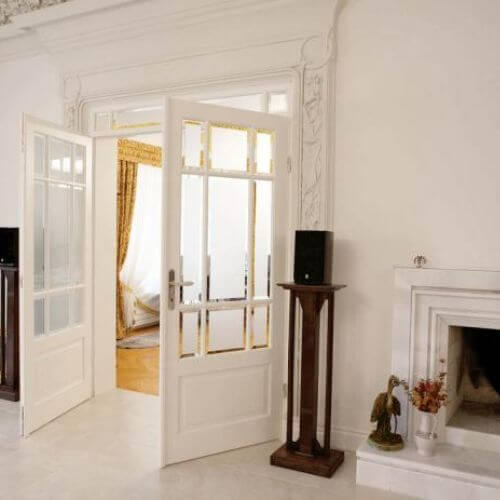 Do salonu zapraszają drzwi dwuskrzydłowe. Zrobione są z dębu i mają regulowaną ościeżnicę. PRACOWNIA STOLARSKA