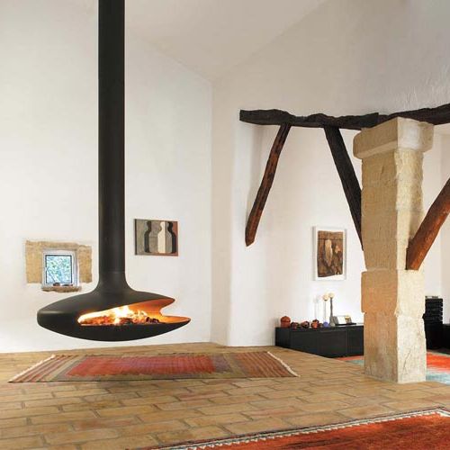 Do surowego, minimalistycznego wnętrza pasuje podwieszany kominek Gyrofocus - sztandarowy model firmy Focus. Zaprojektował go