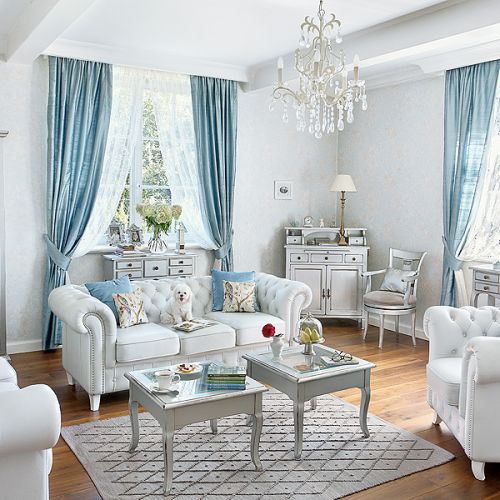 Do tego chesterfieldy ozdobione poduchami z Home Sweet Home.