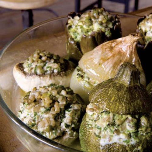 Do tego dania używa się specjalnej, okrągłej odmiany cukinii. Jeśli takiej nie masz, zastąp je dużymi pomidorami lub papryką.