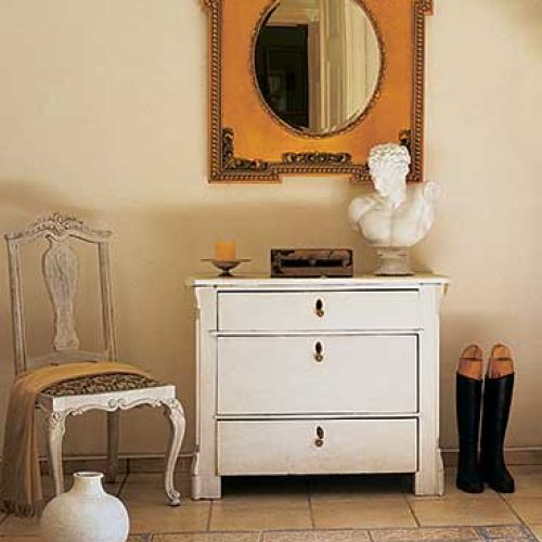 Do urządzenia domu rękę przyłożyła nie tylko rodzina. Stare złocone lustro to prezent ślubny od przyjaciela Rafała.