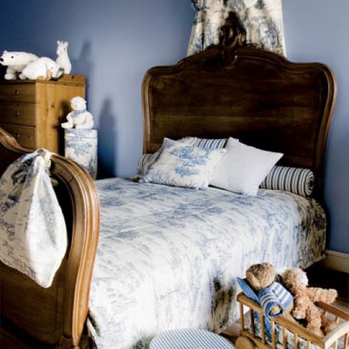 Do zabytkowego łóżka pasują tkaniny toile de jouy - ozdobione scenkami rodzajowymi we francuskim stylu.