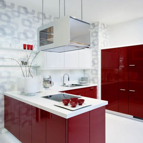 Dobre zestawienie: złamana czerwień i białe dodatki. NOLTE KUCHEN