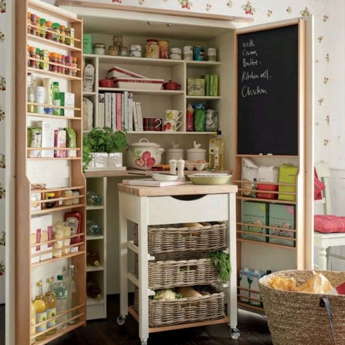 Dodatki do kuchni w tym stylu, m.in. kosze wiklinowe, kolorową ceramikę znajdziemy na stronie www.lauraashley.pl