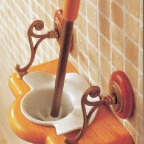 Dodatki też z drewna. Szczotka z kolekcji Gama Decor kosztuje 1200 zł. Do kompletu: mydelniczka, kubek, wieszak na ręczniki.