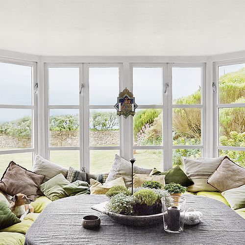 Dodatki to zbierane latami perskie dywany, jedwabne poduszki i orientalne lustra przywożone z podróży do Indii.