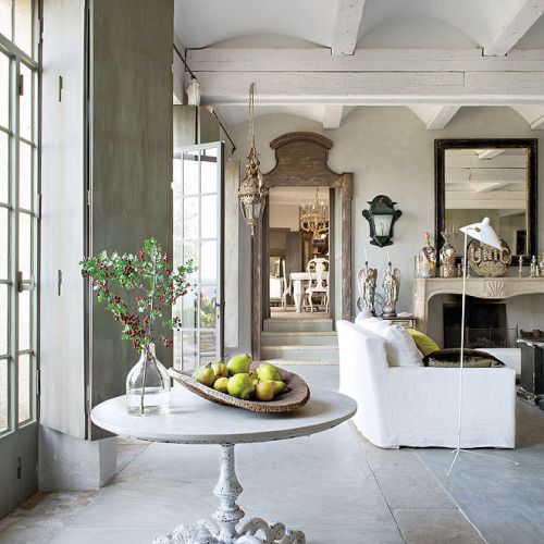 Dom (500 metrów kwadratowych) utrzymany w szarościach, zgaszonych zieleniach i odcieniach khaki