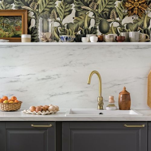 tapeta na ścianie w kuchni