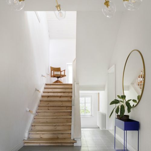 drewniane schody w białym holu