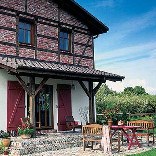 Dom jest nowy, ale zbudowano go w tradycyjnym stylu – cegła i pruski mur.