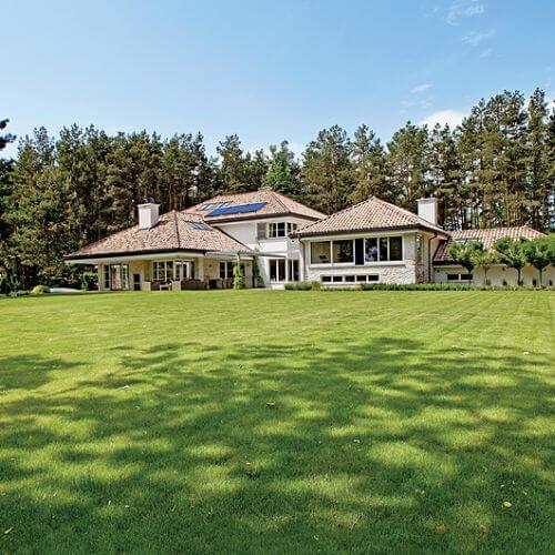 Dom jest otwarty nie tylko na zieleń, ale i na ludzi.