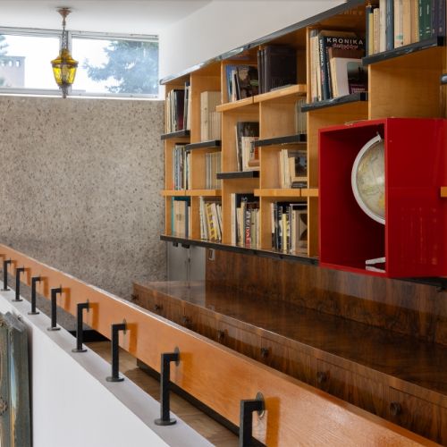 Domowa biblioteka na antresoli z miejscem na globus w Domu Książków