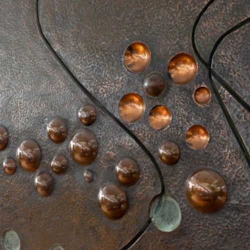 Monumentalny kominek z motywem planet i kosmosu w salonie Domu Książków