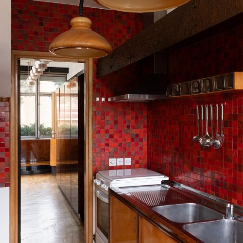 Wnętrze oryginalnej kuchni w modernistycznym Domu Książków w Tarnowie