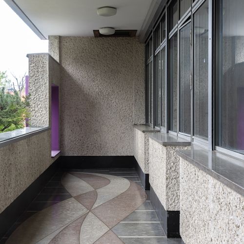 Zewnętrzna loggia Domu Książków w Tarnowie z unikalną posadzką. Detale architektoniczne perły polskiego modernizmu
