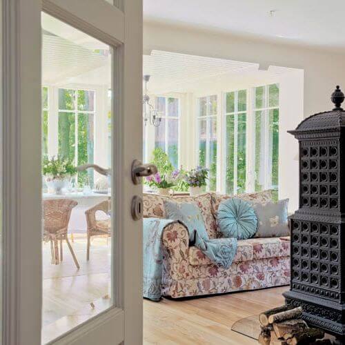 Dom miał być jasny dlatego architekt zrezygnował z ciemnych okien.