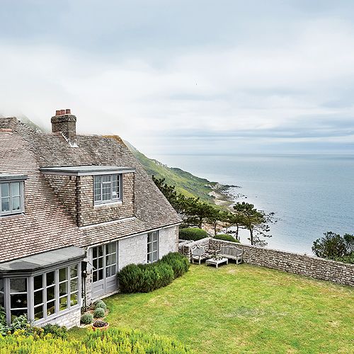 Dom na klifie urządzony jest eklektycznie: antyki, orientalne dodatki, klasyczna biel.