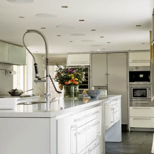 Dom na wysokim klifie, z widokiem z jednej strony na Atlantyk, z drugiej - na wrzosowiska.