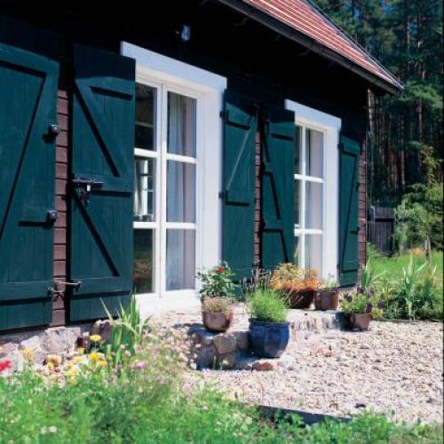 Dom nabrał elegancji po zamontowaniu okiennic. Kto by przypuszczał? A miały tylko chronić przed złodziejami.