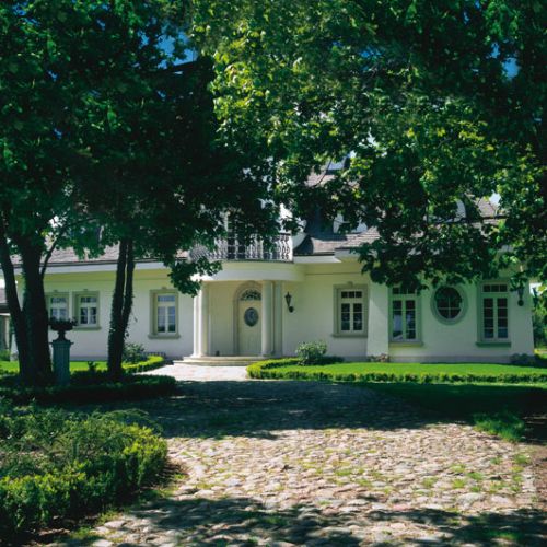 Dom postawiono w taki sposób, żeby nie zniszczyć starej klonowej alei. Nie wiedzie ona co PRAWDA do głównego wejścia,