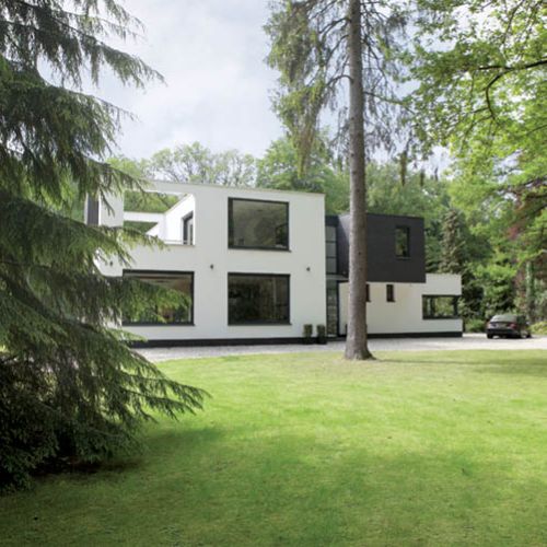 Dom przypomina projekt modernistycznego domu Rietvelda w Utrechcie.