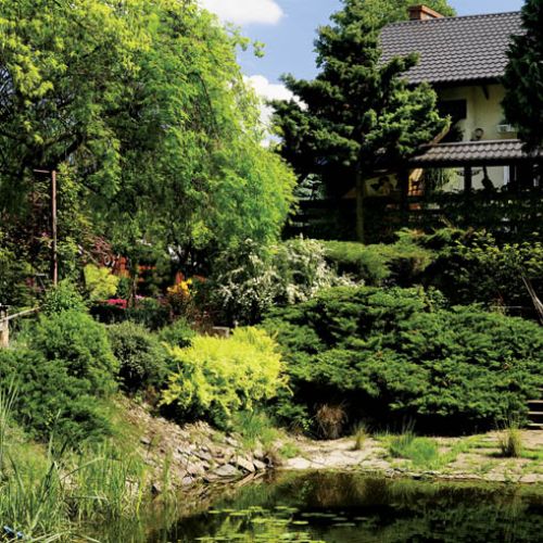 Dom tonie wśród bujnej zieleni, siedząc nad stawem możemy poczuć się jak na wakacjach.