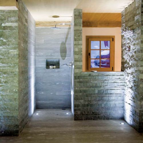 Luksus stworzony z najprostszych materiałów: drewna i łupku.