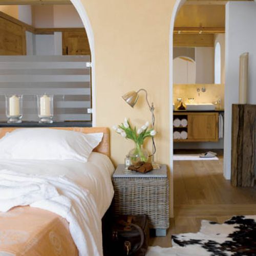 Trochę sosny, kolorowe dodatki, rustykalne meble, gdzieniegdzie wiklinow drobiazgi i piękne tkaniny.