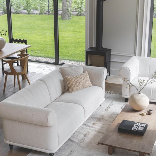sofa w kolorze jasnobeżowym w salonie z drewnianą podłogą