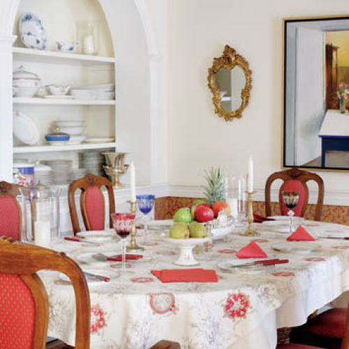 Dom w Milanówku jest bardzo przestronny, więc w naturalny sposób przyciąga gości.