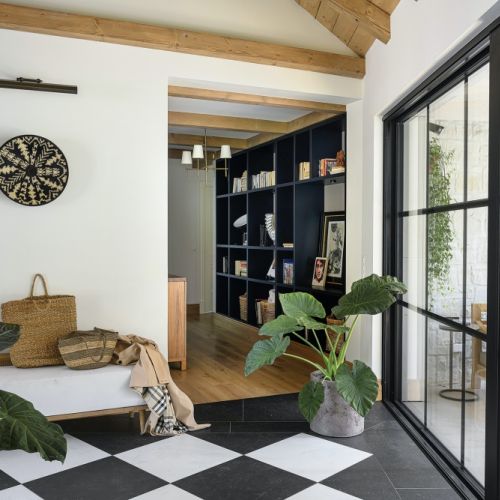 dom w stylu farmhouse hol