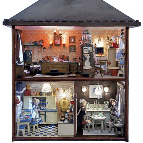 Dom w stylu lat 20.-30. i jego kapryśna mieszkanka z przyjaciółką i służącą.