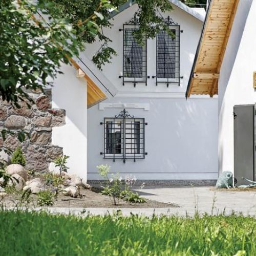 Dom we wsi Owczasnia. W ogrodzie sztuki