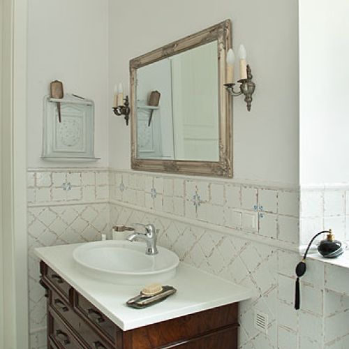 Dom wygląda, jakby był meblowany od pokoleń. A połączenie drewna i kamienia sprawia, że w domu jest ciepło, sielsko