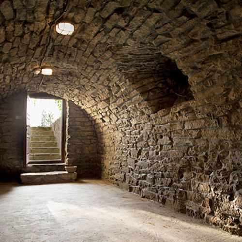 Dom wygląda, jakby był meblowany od pokoleń. A połączenie drewna i kamienia sprawia, że w domu jest ciepło, sielsko