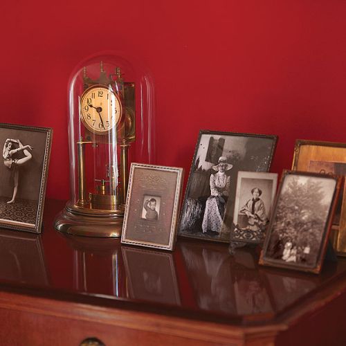 Dom wypełniają stare meble, pamiątki rodzinne, sztuka.