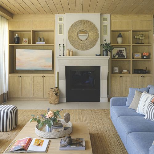 przytulny salon drewno i niebieski