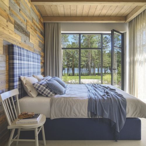 biało niebieska sypialnia z drewnem