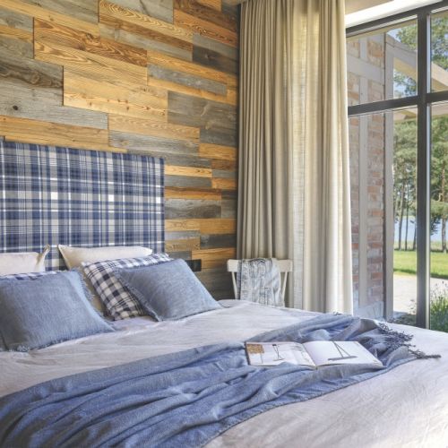 biało-niebieska sypialnia z drewnem